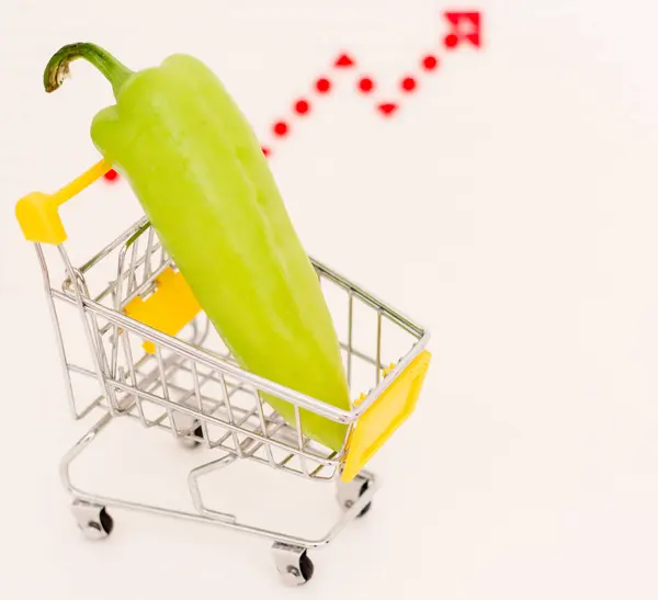 Pimienta Verde Una Canasta Consumo Juguetes Contexto Una Flecha Crecimiento —  Fotos de Stock