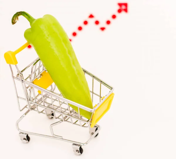 Grön Paprika Leksak Konsument Korg Mot Bakgrund Inflation Tillväxt Pil — Stockfoto