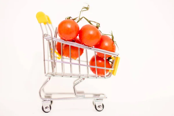 おもちゃの消費者バスケットのトマト 食料価格の上昇 — ストック写真