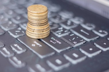 Bir bilgisayar klavyesinde bozuk para sütunu.