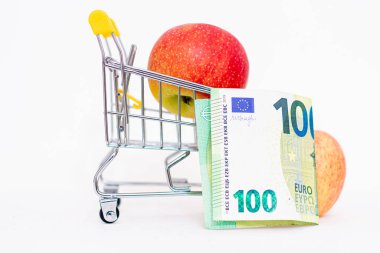 Avro banknotlu elmalar tüketici sepetinde.