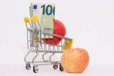 Avro banknotlu elmalar tüketici sepetinde.