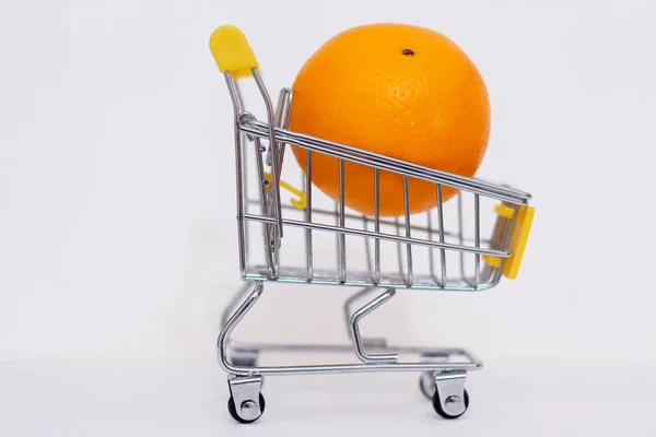 Frutta Arancione Nel Cestino Dei Consumatori Aumento Dei Prezzi Dei — Foto Stock