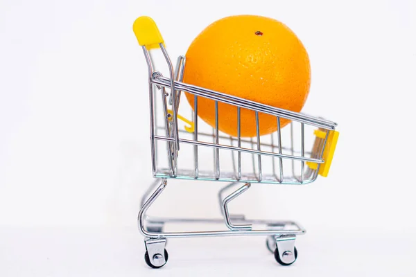 Frutta Arancione Nel Cestino Dei Consumatori Aumento Dei Prezzi Dei — Foto Stock