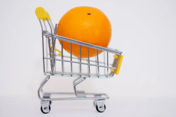 Owoce Pomarańczy Koszyku Dla Konsumentów Wzrost Cen Żywności Spowodowany Wojną — Zdjęcie stockowe
