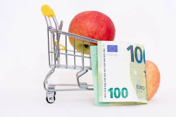 Avro Banknotlu Elmalar Tüketici Sepetinde — Stok fotoğraf