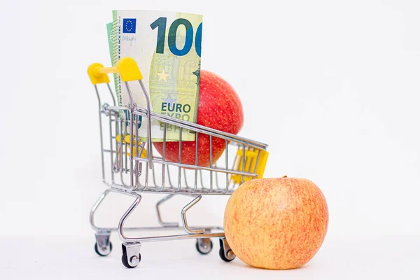 Avro Banknotlu Elmalar Tüketici Sepetinde — Stok fotoğraf
