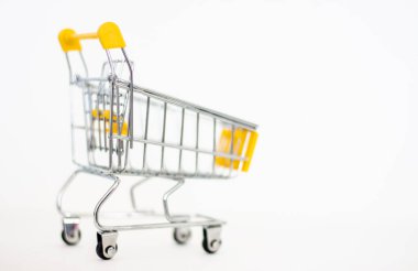 Oyuncak alışveriş arabası beyaz arka planda izole edildi.