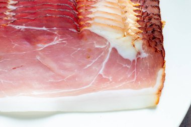 Çiğ domuz pastırması..