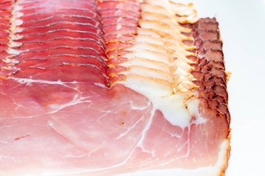 Çiğ domuz pastırması..