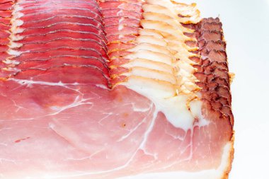 Çiğ domuz pastırması..