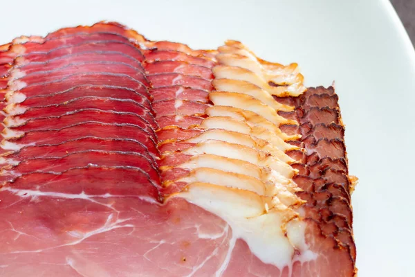 Kawałek Surowego Wędzonego Mięsa Wieprzowego — Zdjęcie stockowe