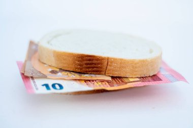 Avro banknotlu ekmek parçaları.