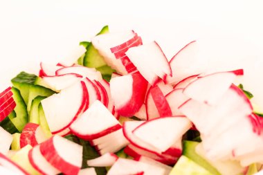 Salata için dilimlenmiş turp ve salatalık..