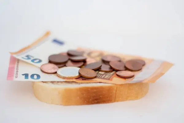 Kousky Chleba Mince Eurobankovkami — Stock fotografie