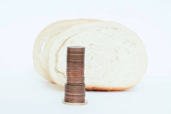 附近的一片面包和一列硬币 — 图库照片