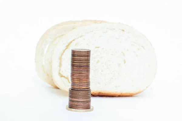 附近的一片面包和一列硬币 — 图库照片