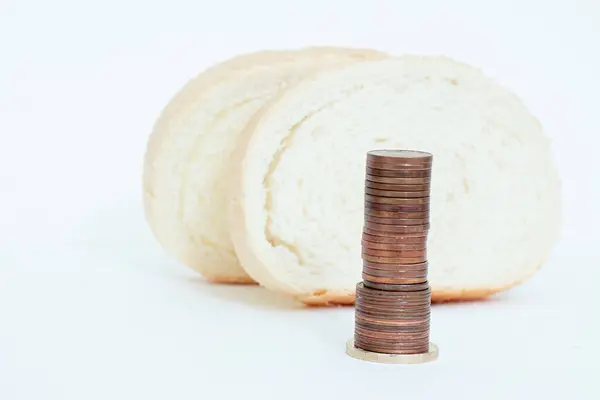 Ekmek Parçaları Yakınlarda Bir Kolon Bozuk Para — Stok fotoğraf