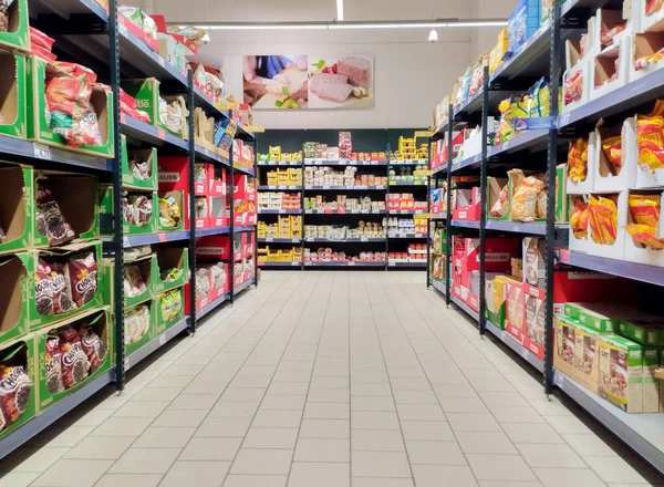 食料品店の棚 欧州での値上げ — ストック写真