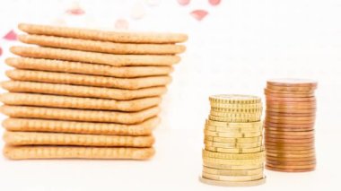 Kırmızı büyüme okunun arka planında madeni para sütunları olan kurabiyeler.