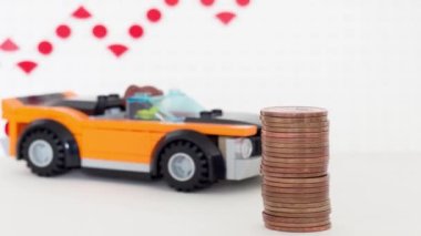 22.02.2024 Slovakya. Sala. Arkaplanda büyüyen oklar olan lego arabası..