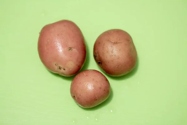 Drei Kartoffeln Auf Einem Grünen Brett — Stockfoto