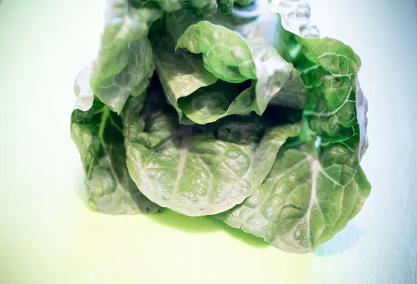 Salatblätter Bund Auf Einem Grünen Brett — Stockfoto