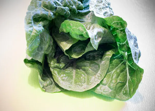 Salatblätter Bund Auf Einem Grünen Brett — Stockfoto