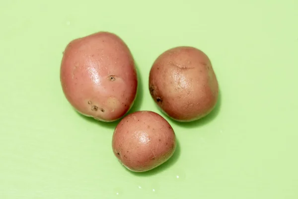 Drie Aardappelen Een Groen Bord — Stockfoto