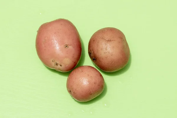 Drei Kartoffeln Auf Einem Grünen Brett — Stockfoto