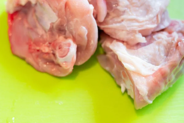 Kawałki Surowego Mięsa Drobiowego Desce Rozbioru — Zdjęcie stockowe