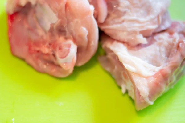 まな板の上に生の鶏の肉の破片 — ストック写真