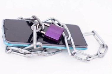 Cep telefonu, zincirli ve kilitli..