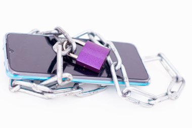 Cep telefonu, zincirli ve kilitli..