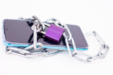 Cep telefonu, zincirli ve kilitli..