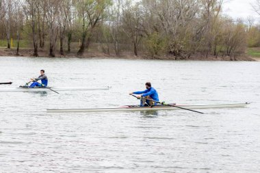 Sporcu nehirde bir kanoda yüzer.