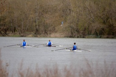 Sporcu nehirde bir kanoda yüzer.