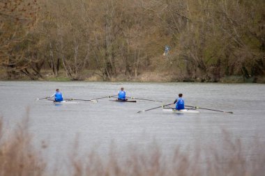 Sporcu nehirde bir kanoda yüzer.