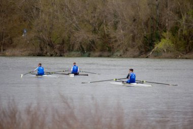 Sporcu nehirde bir kanoda yüzer.