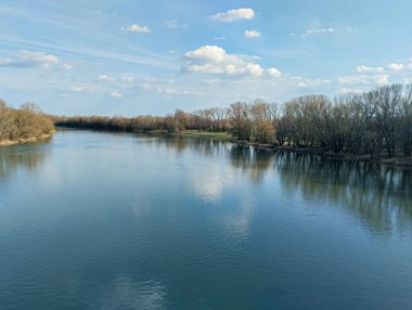 Baharın başında büyük bir nehir.