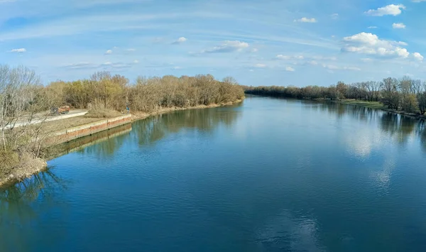早春の大きな川 — ストック写真