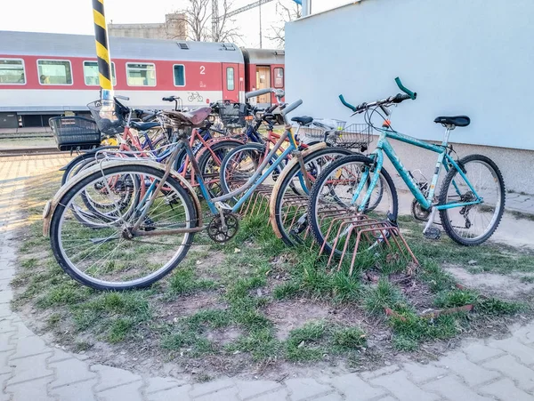 Парковка Велосипедов Возле Городского Вокзала — стоковое фото