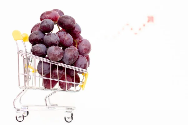 Czerwone Winogrona Koszyku Spożywczym Tle Strzałki Wzrostu — Zdjęcie stockowe