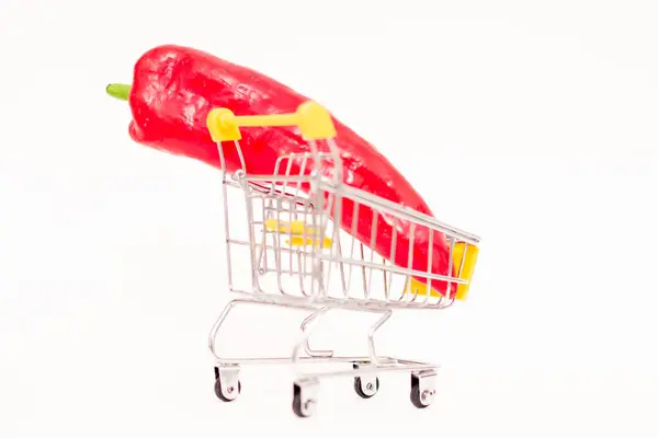一个红辣椒在一个消费者篮子里 在白色的背景上粮食价格上涨 — 图库照片