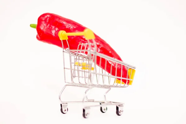 Ένα Κόκκινο Πιπέρι Ένα Καλάθι Των Καταναλωτών Λευκό Φόντο Αύξηση — Φωτογραφία Αρχείου