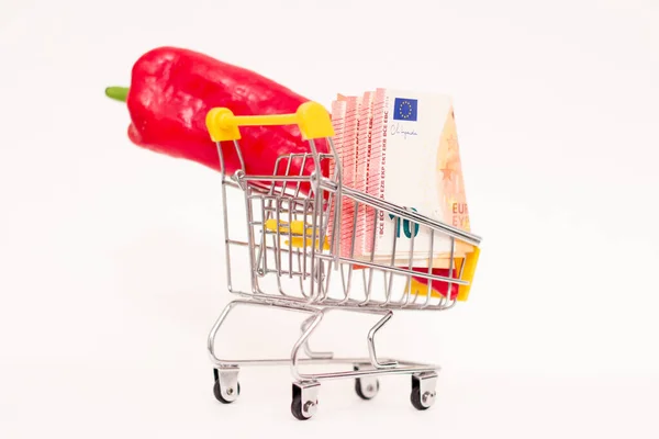 Pimienta Roja Con Euros Una Canasta Comestibles Sobre Fondo Blanco —  Fotos de Stock