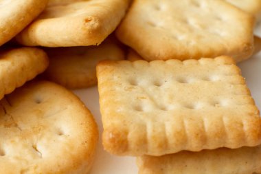 Çeşitli şekillerde kraker bisküvileri. Yakın plan..