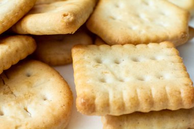 Çeşitli şekillerde kraker bisküvileri. Yakın plan..