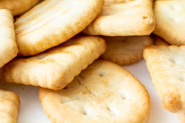 Çeşitli şekillerde kraker bisküvileri. Yakın plan..