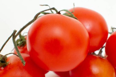 Beyaz arka planda, yakın plan kiraz domatesleri..